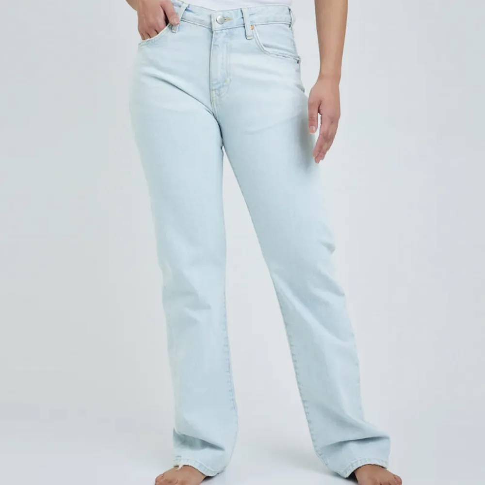 Jeans ifrån bikbok i modellen Low straight. Använda men är i fint skick! Köpta för 699kr. Storlek xs/s. Skriv för funderingar💞💞pris kan diskuteras🥰. Jeans & Byxor.
