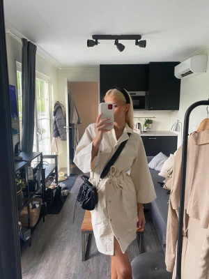 Jeansklänning - Så snygg jeansklänning med knappar och skärp från weekday! Endast använd en gång 💕