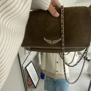 Brungrön zadig väska! - Säljer min fina brungröna zadigväska! Bra skick men har lite tecken av användning på mockan. Nypris: 4000kr Säljer: 1700kr 💚👜