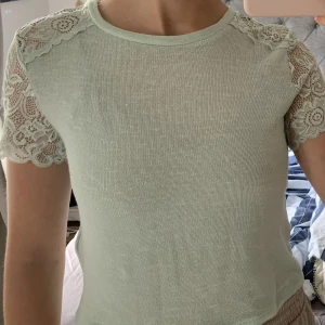 Mintgrön topp - Superfin, mintgrön topp med spets på ärmarna💫