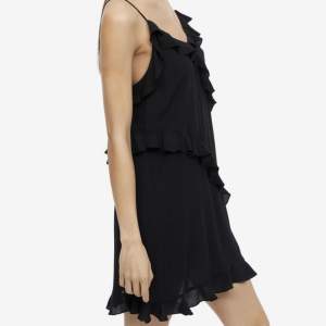 svart klänning med volanger från H&M, helt ny & aldrig använd🫶🏻