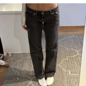 Jeanse - Säljer dessa arrow low straight jeanse för att de inte kommer till användning. De är i bra skick, bilden är lånad, skriv för egna bilder. Nypris 600