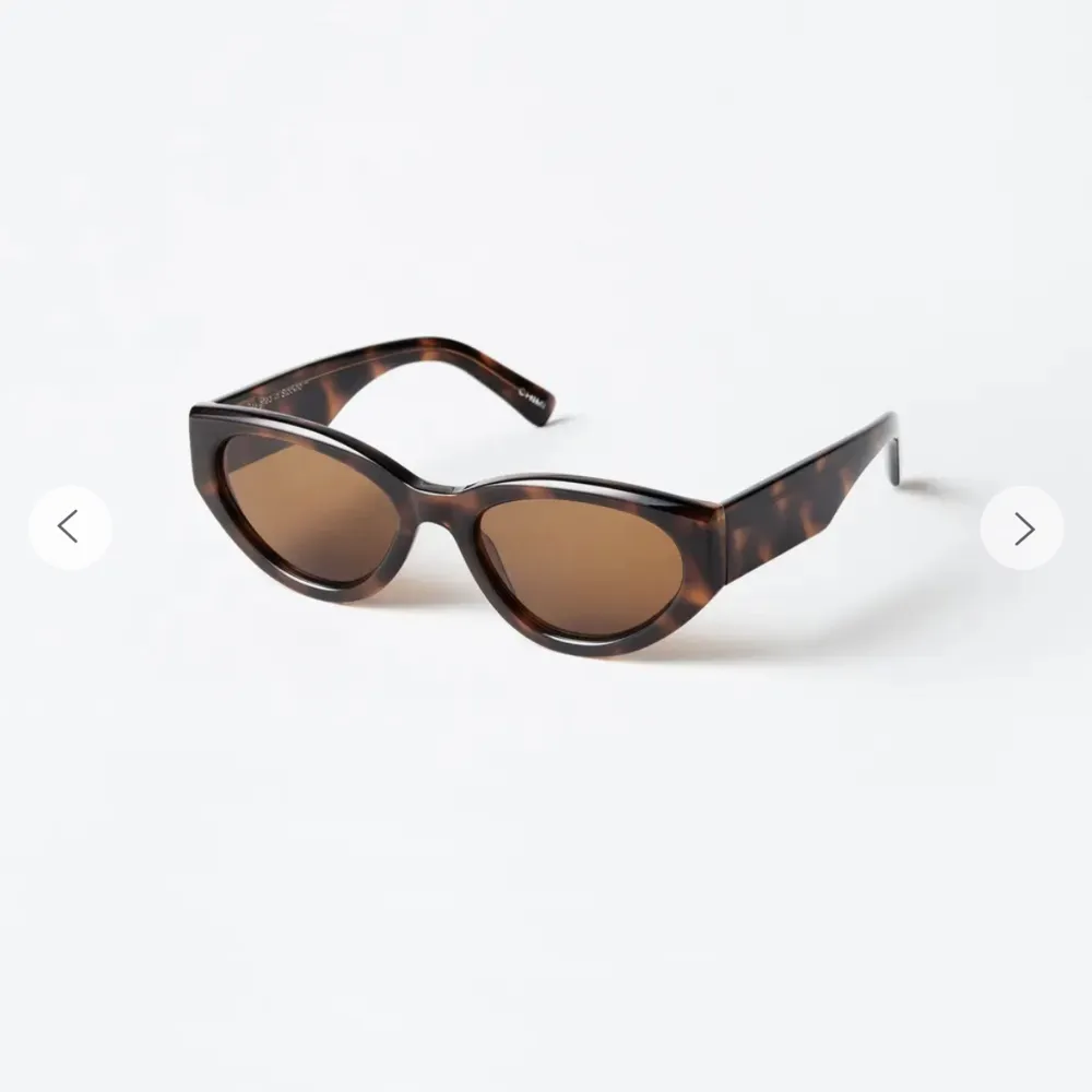 Ett par nästan oanvända solglasögon från chimi i modell 06 tortoise. Mycket bra skick. 750 kr + frakt.. Accessoarer.