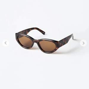 Ett par nästan oanvända solglasögon från chimi i modell 06 tortoise. Mycket bra skick. 750 kr + frakt.