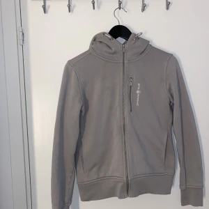 Sail racing hoodie - Jättefin grå/lila sail racing hoodie i mycket bra skick. Säljer då jag inte har användning för den längre. Köparen står för frakten!
