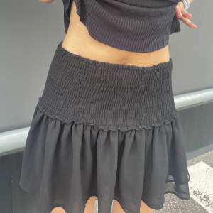 Tunn svart kjol, skön att ha på både sommaren och hösten. ”Sally skirt” 100% polyester