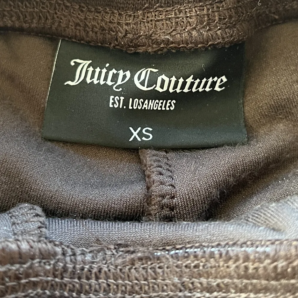 Bruna juicy couture byxor i storlek XS (använda 1 gång) säljer pga att dom är för korta för mig. Jeans & Byxor.