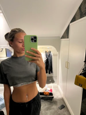 Kroppad tröja - En kort grå t-shirt som tyvärr börjar bli lite för liten på mig, men kan vara väldigt snygg till många outfits !  