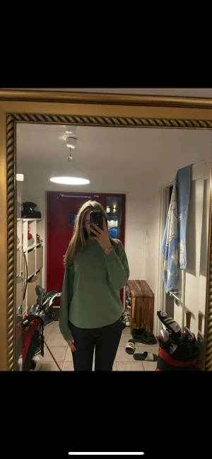 Tjock tröja - Säljer min bekväma och fina tjock tröja från champion. Tröjan är i perfekt skick och knappt använd. Skriv gärna vid intresse så svarar jag på alla frågor eller skickar fler bilder osv❤️☺️