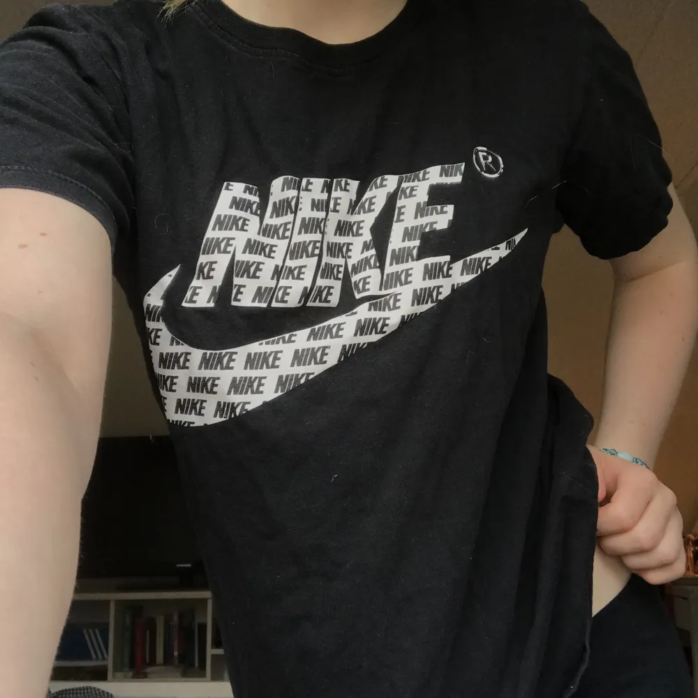 Nike t-shirt i fint skick💞 Kontakta för mer info❣️. T-shirts.