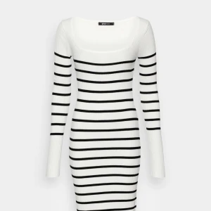 Randig klänning  - Superfin klänning från Gina tricot. Slutsåld överallt och prislappen sitter kvar. Endast testad 