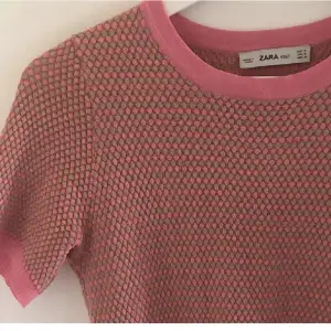 superfin rosa tshirt från zara. storlek S. köpt här på plick men toppen skick förutom att lappen är borta. frakt 57kr. 
