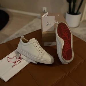 Christian Louboutin  - Säljer dessa loubs i den eftertraktade färgen vit. Skorna är i ett mycket bra skick 9/10.  Storlek 41,5. Nypris 8400, mitt pris 4599 Låda, Dustbags och snören medföljer. Kvitto och kontoutdrag finns. Mötas i Stockholm eller fraktar spårbart via postnord📦