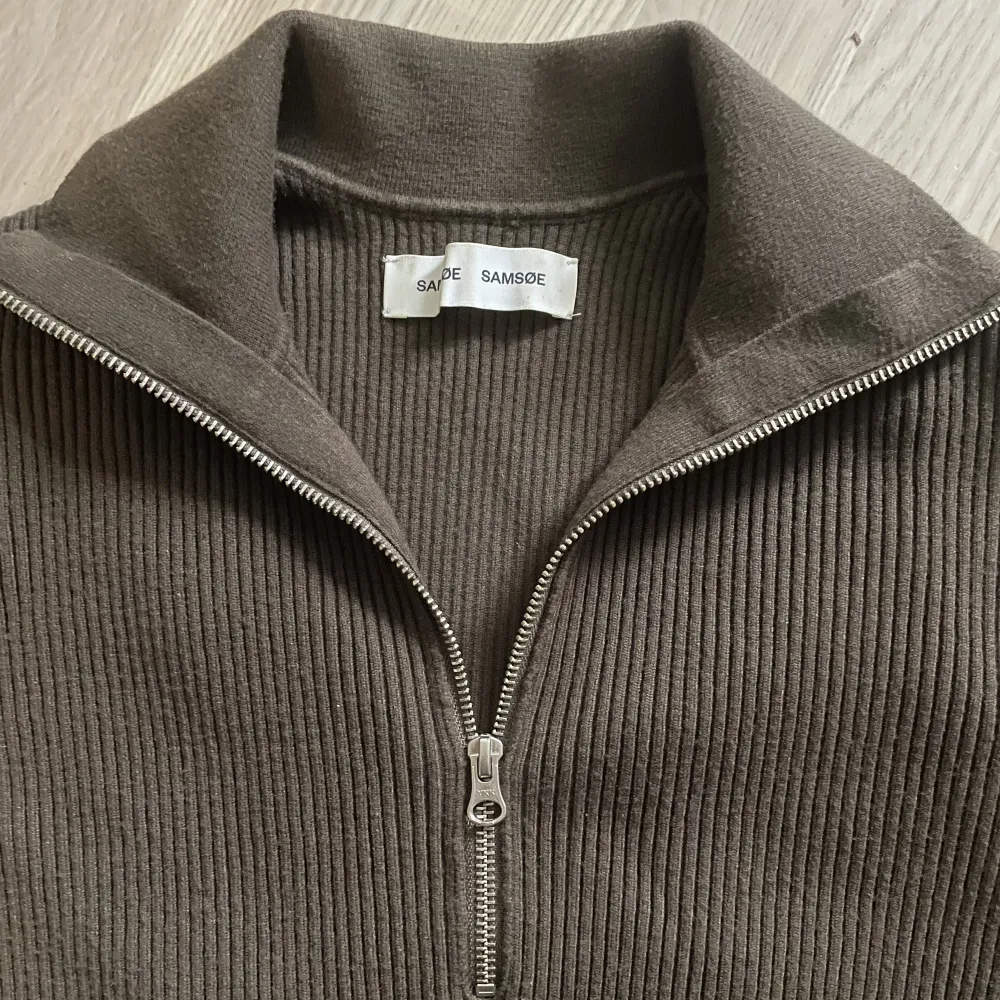 Kortärmad zip up tröja från Samsøe💚. Tröjor & Koftor.