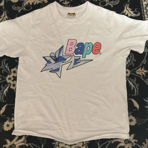 BAPE T SHIRT - Säljer min BAPE T-shirt i storlek i storlek M, använd men i bra condition 🙂
