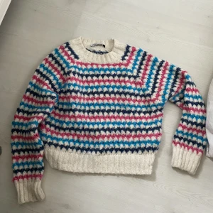 Zara tröja - Säljer denna stickade tröja från zara i storlek S! Inga defekter alls💕