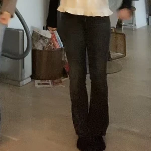 Lågmidjade jeans  - Kommer inte längre till användning. Köpta på Plick och hon jag köpte av har gjort om jeansen från mid rise till lågmidjade. Finns ett litet hål men inget man märker av. Skriv privat vid frågor 💓(pärlor längst ner). passar mig som är 160.