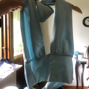 Halterneck topp - Halterneck topp från från ginatricot i storlek M men den passar även någon som har en mindre storlek. 