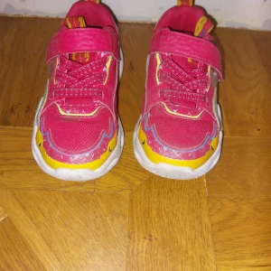 Skechers skor - Strl 26. Använda av ett barn 1 sommar. Går att tvätta  fint skick.