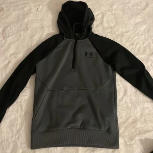 Under Armour storlek XS - Fläckfri tröja har inte används på länge för att den är för liten för mig nu inga skador eller sånt 