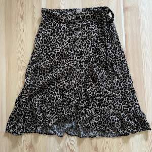 Leopard kjolen är i bra skick som bara har använts ett fåtal gånger.