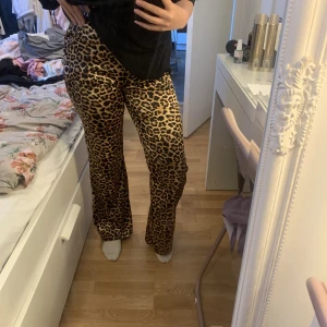 Leopard byxor - Silken kostymbyxor som är lekplats mönster tyvärr försmå💖