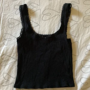 Gulligt svart spets linne🖤 - Svart ribbstickat spets linne med en liten rosett på framsidan 💕den är från divided men lappen är bortklippt. Inga defekter🤍