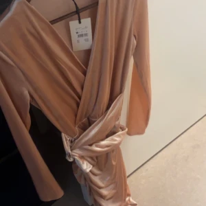 Klänning - Jätte fin oanvänd fest klänning! Ja har denna i en annan färg. Den sitter fint och tajt! Ordinarie pris 499