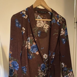 Zara blus  - Genomskinlig fin blus från Zara med knytband i fint skick