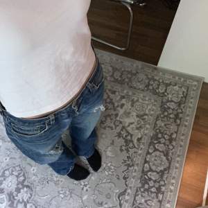 Super coola Levis jeans som tyvärr inte passar mig🩷 det står ingen storlek men är för långa i benen på mig som är 174 🩷 kan mäta midjan om så önskas🩷 säljs billigt då dom just nu bara tar plats i garderoben 🩷