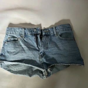 Jeansshorts - Ett par ljusa jeansshorts i storlek 27 💙