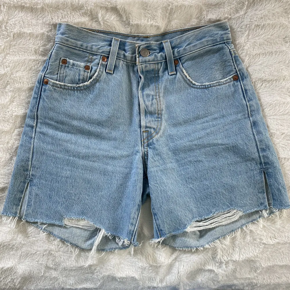 Snyggaste jeansshortsen jag vet!!! Köpta förra sommaren och använda endast ett fåtal gånger, i mycket fint skick 💙 säljer pga att dem tyvärr är för små för mig. Strl W23 💙 perfekt passform, medelhög midja, modell 501 💙 köpta för ca 750kr. Shorts.