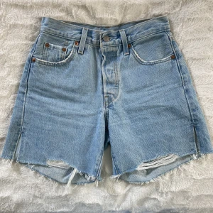 Jeansshorts Levi's 501 - Snyggaste jeansshortsen jag vet!!! Köpta förra sommaren och använda endast ett fåtal gånger, i mycket fint skick 💙 säljer pga att dem tyvärr är för små för mig. Strl W23 💙 perfekt passform, medelhög midja, modell 501 💙 köpta för ca 750kr
