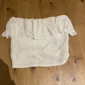 Nelly topp - Säljer denna super söta topp från Nelly som jag aldrig har fått användning för🙌🏼💕