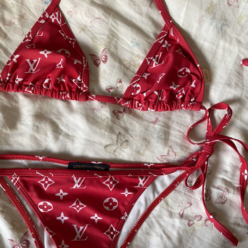 Röd LV bikini - Louis Vuitton | Plick Second Hand
