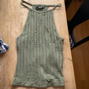 Jättefint mörkgrönt linne från Bikbok!  - Super fint grönt ribbat linne från Bikbok💞