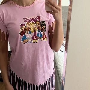 Bratz T-shirt  - Supersöt Bratz t-shirt med fransar. Köpt i Cypern. Begagnat skick, men inga fläckar eller hål! Passar S-M🫶💕