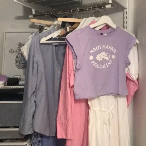 Tröja💕 - Jätte fin lila tröja, med Hawaii inspirerat tryck! I nyskick och knappt använd, kontakta vid frågor💕 säljer på grund av gardero rensning