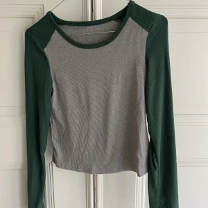 Simpel tröja - En grön och grå simpel tröja