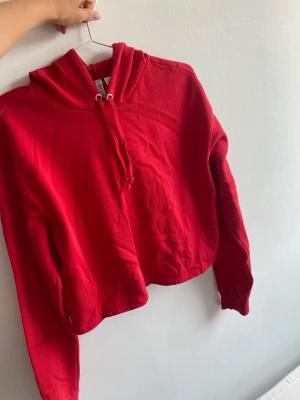Röd hoodie - Bra i storleken men kort vid magen 