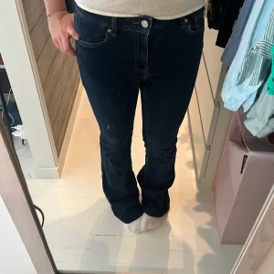 Mango jeans  - Säljer dessa fina mörkblåa jeansen från mango. Bootcut modell och mid/lågmidjade🙌🏼