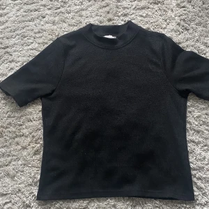 Stickad kortärmad  - Stickad T-shirt i bra skick! Lite nopprig därav priset. Står storlek L men skulle säga att den passar XS/S. 
