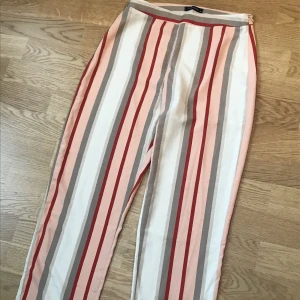 Randiga byxor - Randiga byxor från Trendyol, härligt material. Bra skick!💋