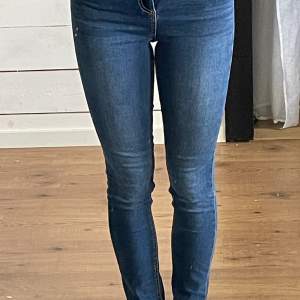 Enkla snygga skinny jeans som är utav ett mjukare material  Använda men ej slitna 