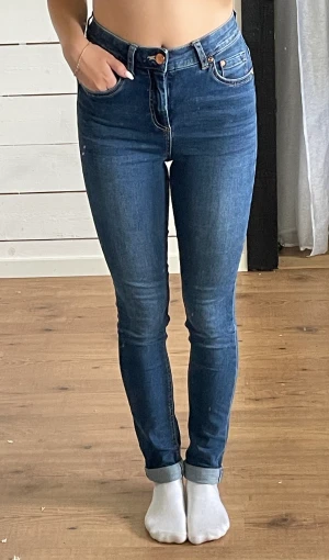 Jeans  - Enkla snygga skinny jeans som är utav ett mjukare material  Använda men ej slitna 