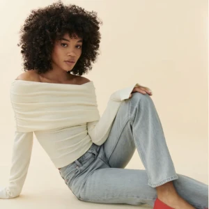 Gina off shoulder top  - Säljer denna slutsålda eftertraktade tröjan från Gina eftersom den inte används. Helt ny och endast testad en gång köptes för 400kr säljer för 260kr. Kan mötas upp eller frakta, tryck gärna på köp nu och hör av er vid fler frågor💞