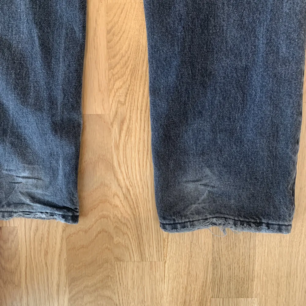 Hej! Säljer dessa jeans i storlek 32 från Gina Tricot för 200 kr+frakt💕.  Nypris: 499 kr Är lite slitna längst ner på baksidan av jeansen (se bild)🫶🏼. Hör av dig om du är intresserad  💓.  Midjemått rakt över: 34 cm Innerbenslängd: 81 cm. Betalas via swish!. Jeans & Byxor.