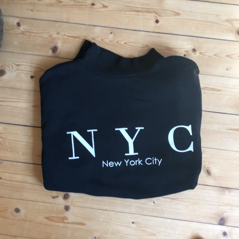 Jag gillar inte New York. Om du gör det är detta en tröja för dig. Går att strategiskt vika ner vid halsen för att få den i en tillfredsställande längd. Sitter bra och är förvånansvärt varm. . Tröjor & Koftor.