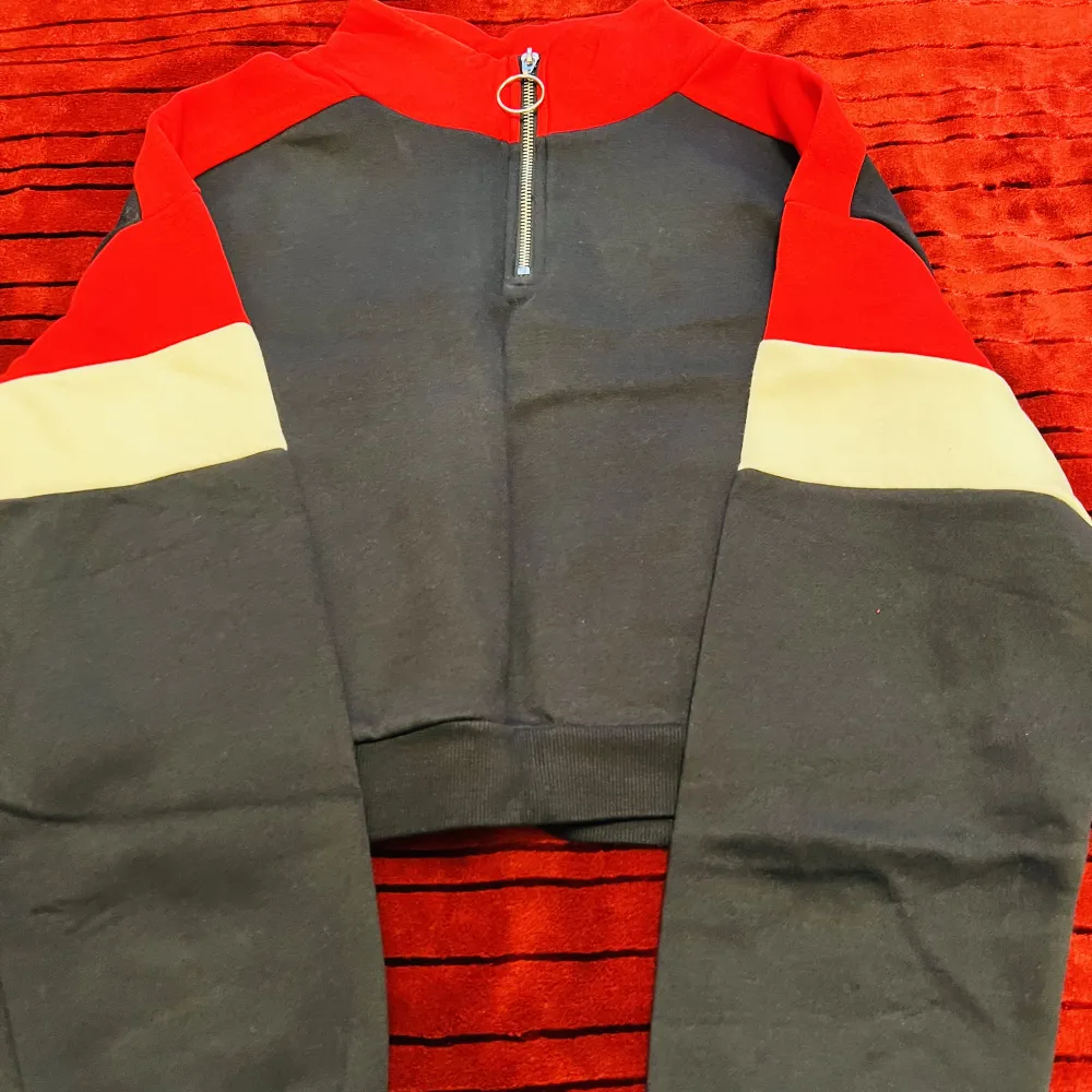 Turtleneck tröja med dragkedja från H&M.  Kort längd.  Ej använd.   Färg mörkblå och röd.  ”Pris går att pruta ” . Tröjor & Koftor.