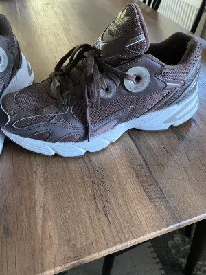 Adidas  - Sparsamt använda, nyskick . Bruna , stl 40. 